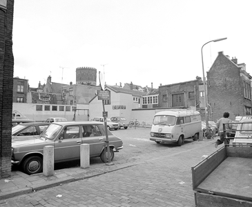 880577 Gezicht op een tijdelijk parkeerterrein aan de even zijde van de Pauwstraat te Utrecht, met op de achtergrond de ...